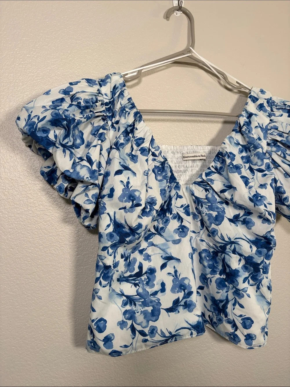 Abercrombie Puff Sleeve V Neck Blouse in White/Blue Floral - L